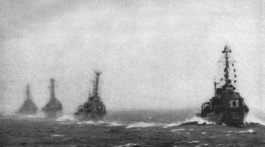USS Charles H. Roan DD-853 — Underway off the East Coast, circa 1951